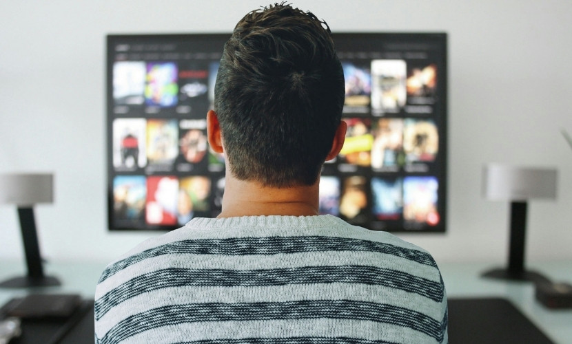 brand-serie e binge watching - ragazzo che fissa lo schermo