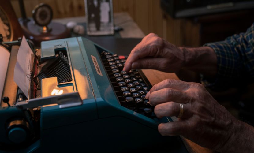 gino soldà scrive a macchina nel film gino soldà una vita straordinaria