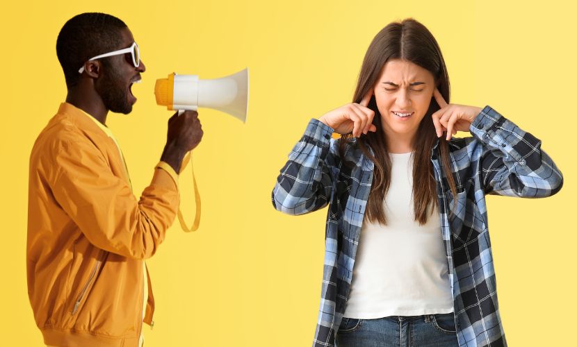 ragazzo con megafono che assorda una ragazza