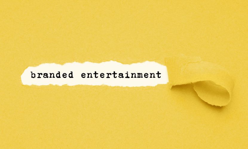 branded entertainment scritto su un cartone giallo